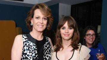 Sigourney Weaver y Felicity Jones en el Festival de Toronto