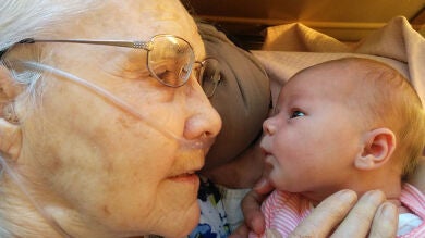 La mirada de amor de una anciana de 92 años a su bisnieta recién nacida 