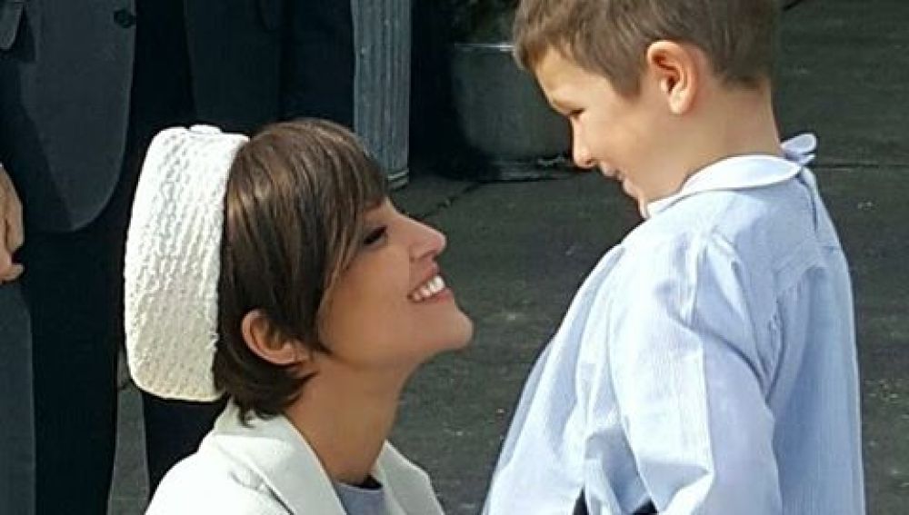 El emotivo encuentro de Ana Ribera y su hijo tras un viaje de negocios