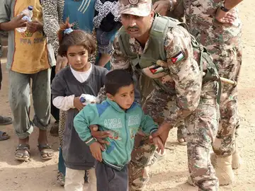 Refugiados atrapados en el desierto en la frontera entre Jordania y Siria Refugiados atrapados en el desierto en la frontera entre Jordania y Siria
