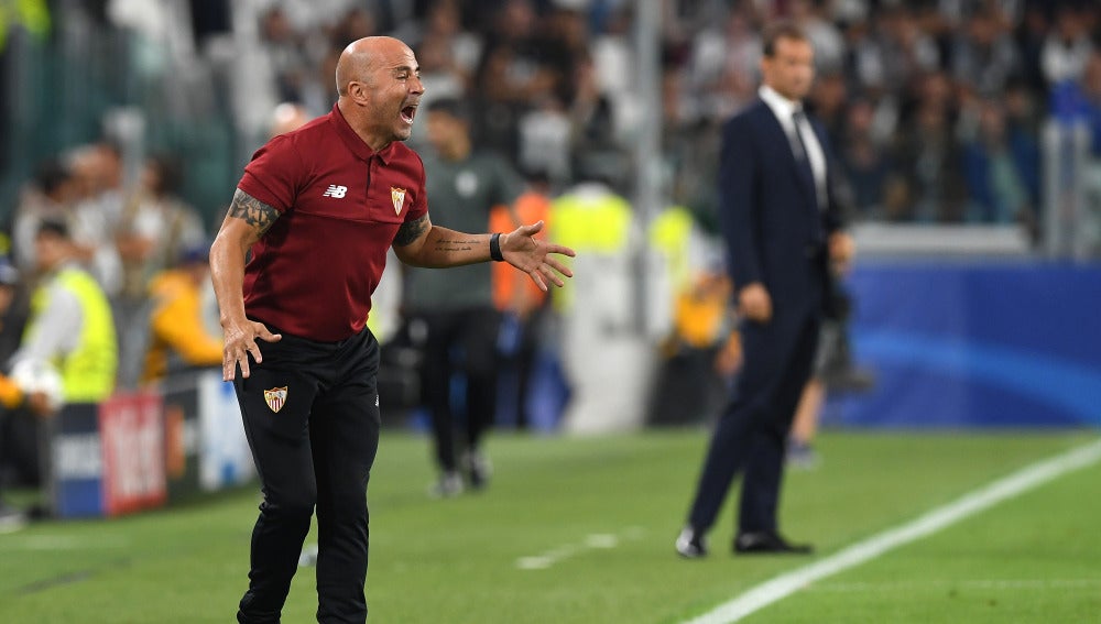 Sampali dando instrucciones en el Juventus-Sevilla.
