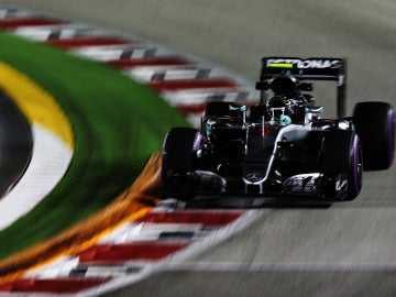Rosberg pilota su Mercedes en Marina Bay