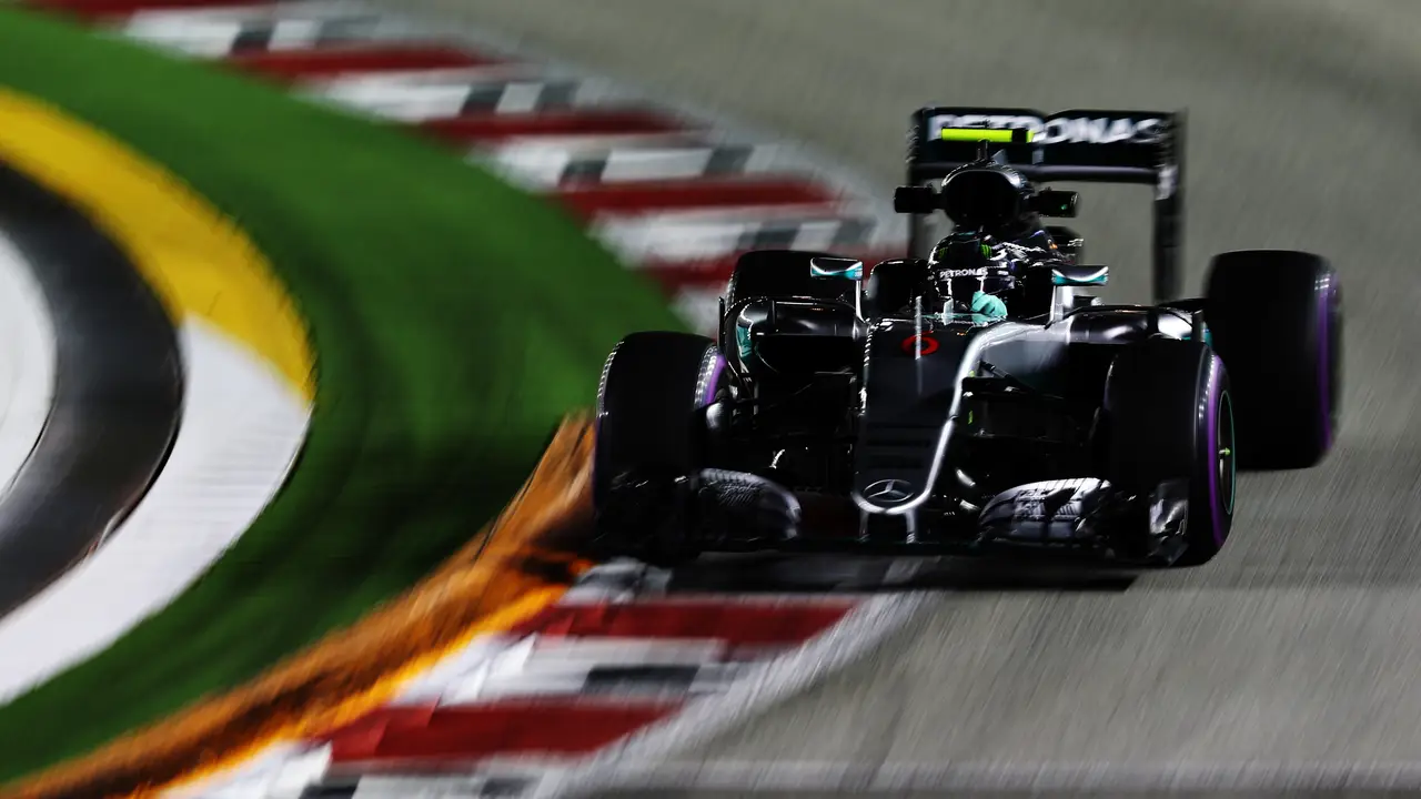 Rosberg pilota su Mercedes en Marina Bay