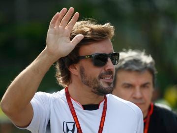 Fernando Alonso saluda a los aficionados de Singapur