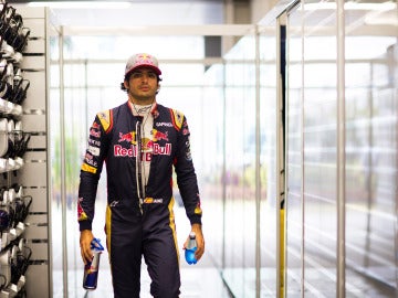 Carlos Sainz, en el garaje de Toro Rosso 