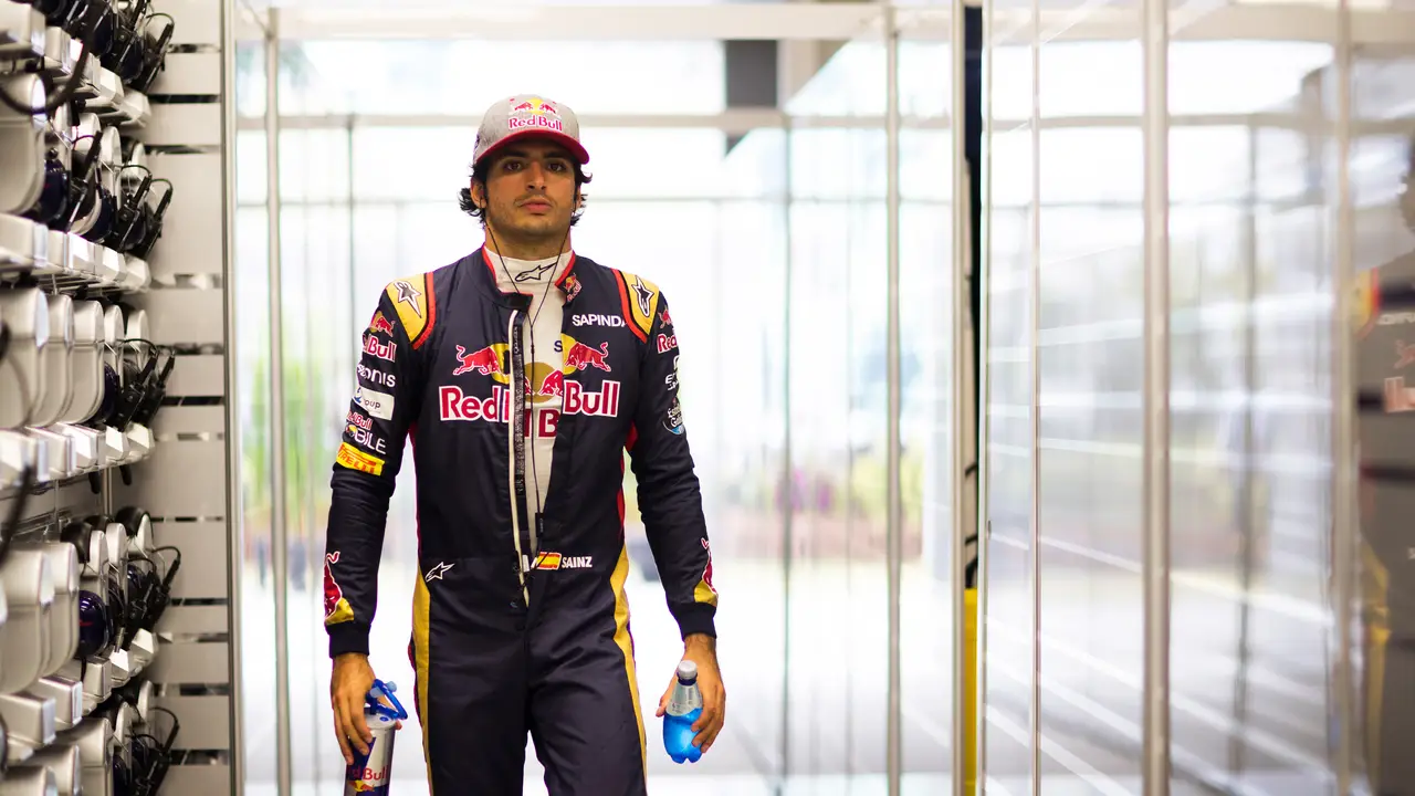 Carlos Sainz, en el garaje de Toro Rosso