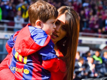 El hijo de Leo Messi junto a su madre, Antonella Roccuzzo