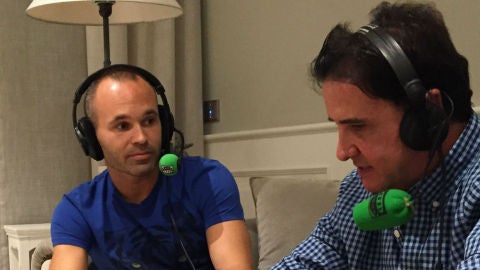 Andr&eacute;s Iniesta con Jos&eacute; Ram&oacute;n de la Morena