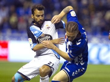 Bruno Gama y Raúl García disputan el balón durante el Alavés - Deportivo