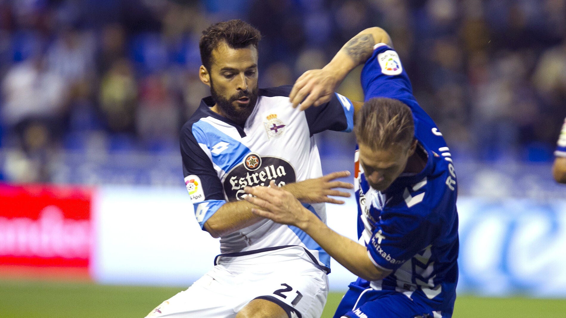 Bruno Gama y Ra&uacute;l Garc&iacute;a disputan el bal&oacute;n durante el Alav&eacute;s - Deportivo