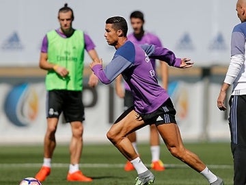 Cristiano Ronaldo y Bale se ejercitan en Valdebebas ante la mirada de Zidane