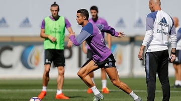 Cristiano Ronaldo y Bale se ejercitan en Valdebebas ante la mirada de Zidane