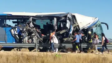 Accidente entre un autobús y un camión Accidente entre un autobús y un camión