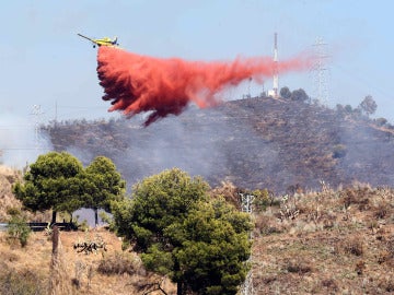 Un avión trabaja en la extinción del incendio en Barcelona
