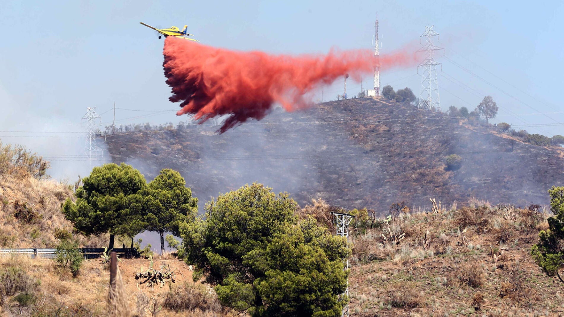 Un avi&oacute;n trabaja en la extinci&oacute;n del incendio en Barcelona