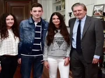 El ministro de educación y la presidenta de Andalucía reciben al niño que ha reunido miles de firmas contra la reválida El ministro de educación y la presidenta de Andalucía reciben al niño que ha reunido miles de firmas contra la reválida