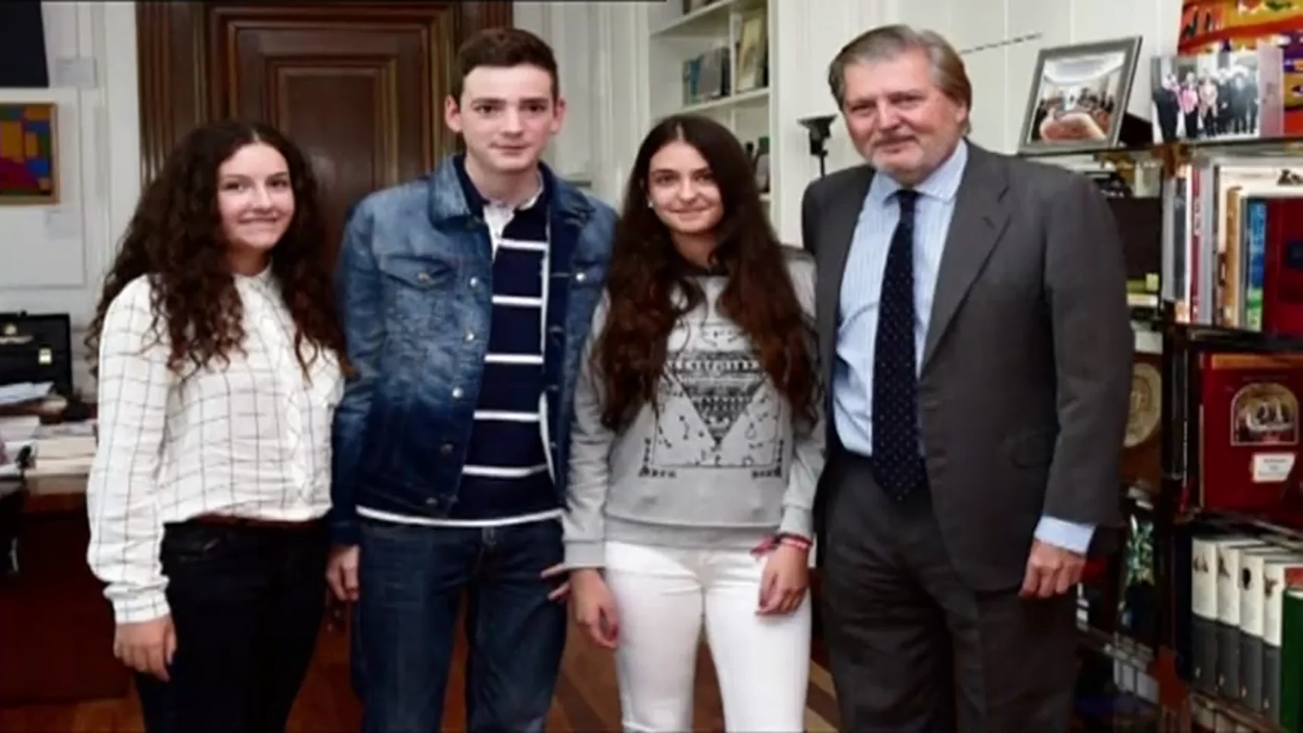 El ministro de educación y la presidenta de Andalucía reciben al niño que ha reunido miles de firmas contra la reválida El ministro de educación y la presidenta de Andalucía reciben al niño que ha reunido miles de firmas contra la reválida