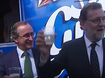 Frame 52.652786 de: Rajoy compite con Segourney Weaver en San Sebastián repartiendo gildas y txakoli Frame 52.652786 de: Rajoy compite con Segourney Weaver en San Sebastián repartiendo gildas y txakoli