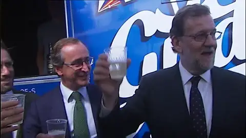 Frame 52.652786 de: Rajoy compite con Segourney Weaver en San Sebastián repartiendo gildas y txakoli Frame 52.652786 de: Rajoy compite con Segourney Weaver en San Sebastián repartiendo gildas y txakoli