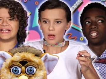 Los protagonistas de 'Stranger Things' descubren los juguetes de los años 80 Los protagonistas de 'Stranger Things' descubren los juguetes de los años 80