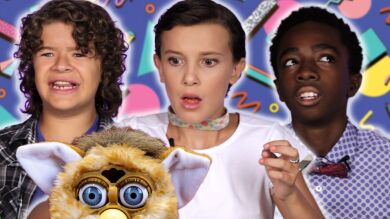 Los protagonistas de 'Stranger Things' descubren los juguetes de los años 80 
