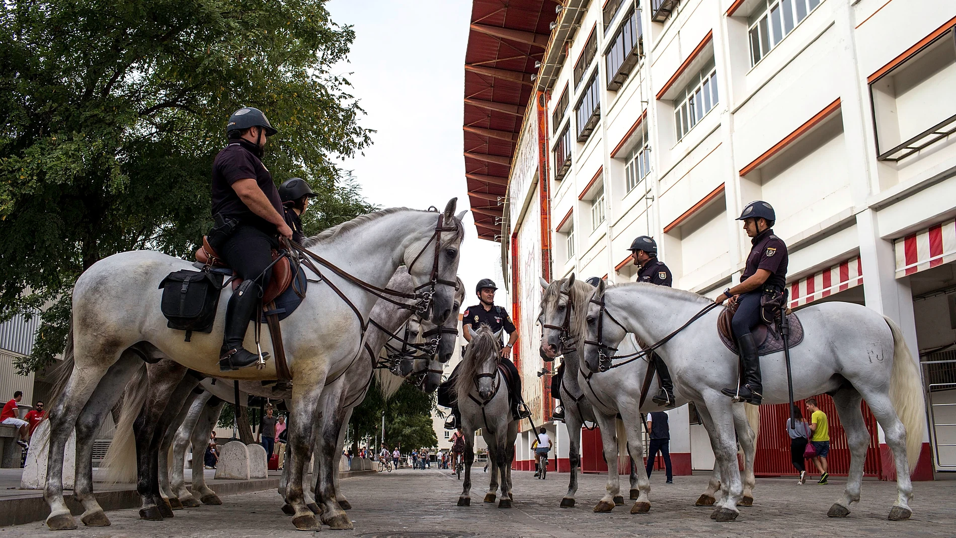 La policía montada en los aledaños del Sánchez Pizjuán