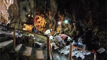 Trabajos arqueológicos en la cueva en la isla de Okinawa