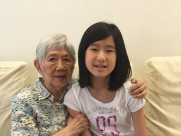 Emma Yang y su abuela.