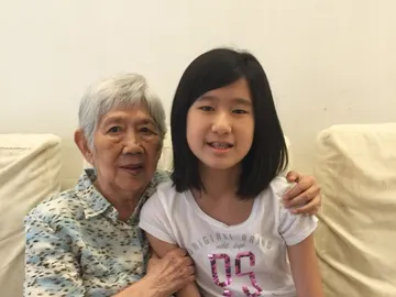 Emma Yang y su abuela. Emma Yang y su abuela.