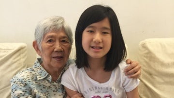 Emma Yang y su abuela.