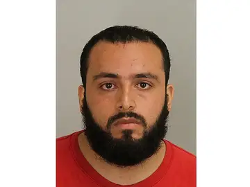 Ahmad Khan Rahami, de 28 años, tras su detención sospechoso de colocar varios artefactos en Nueva York y Nueva Jersey Ahmad Khan Rahami, de 28 años, tras su detención sospechoso de colocar varios artefactos en Nueva York y Nueva Jersey