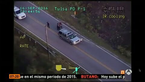 Frame 28.590757 de: La Polic&iacute;a estadounidense mata a un hombre de raza negra que iba desarmado y cuyo veh&iacute;culo se hab&iacute;a averiado
