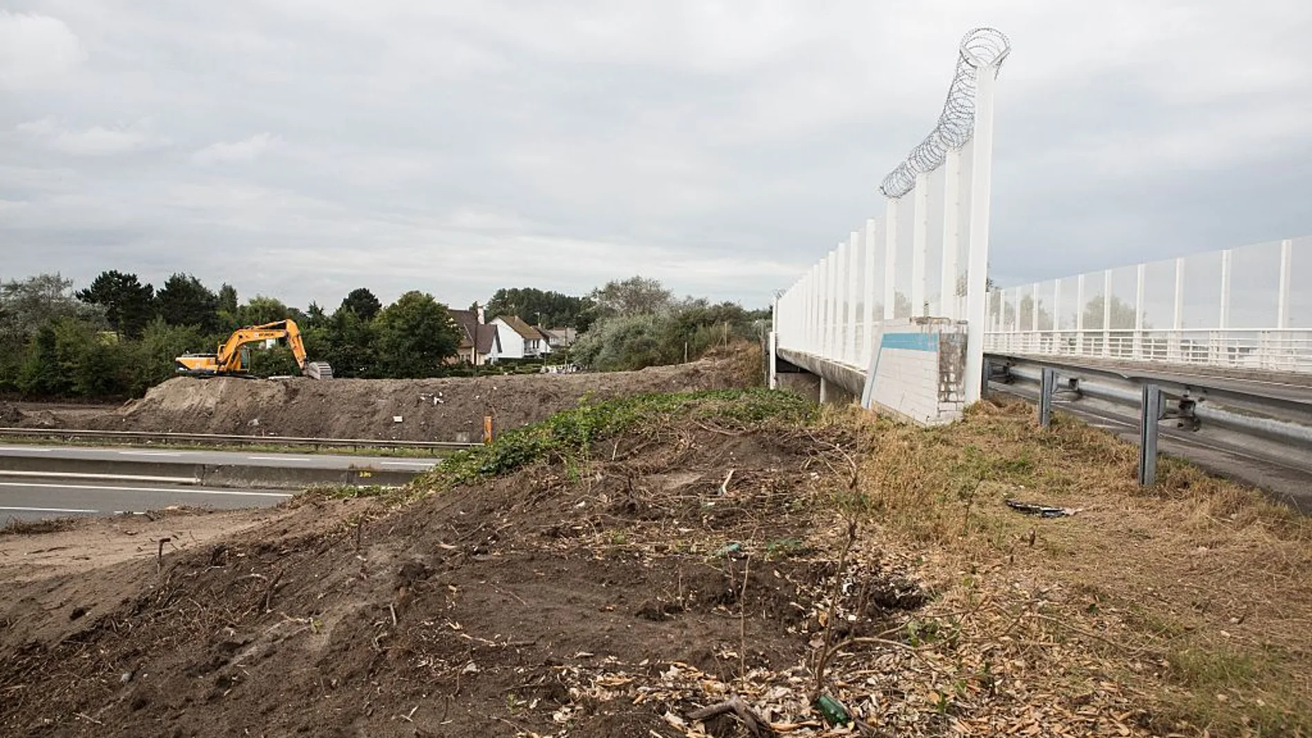 Comienzan a construir el muro en Calais Comienzan a construir el muro en Calais