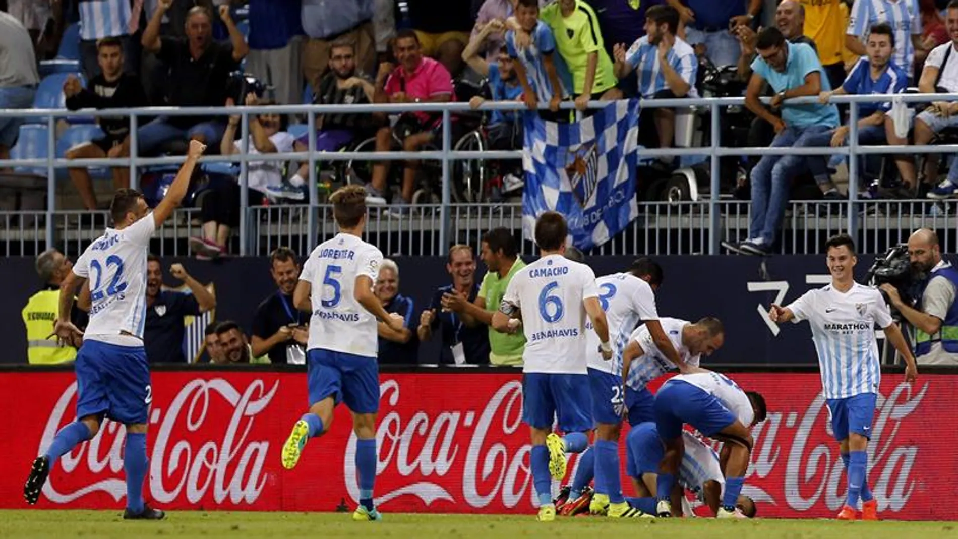 Los jugadores del Málaga celebran el segundo gol ante el Eibar Los jugadores del Málaga celebran el segundo gol ante el Eibar