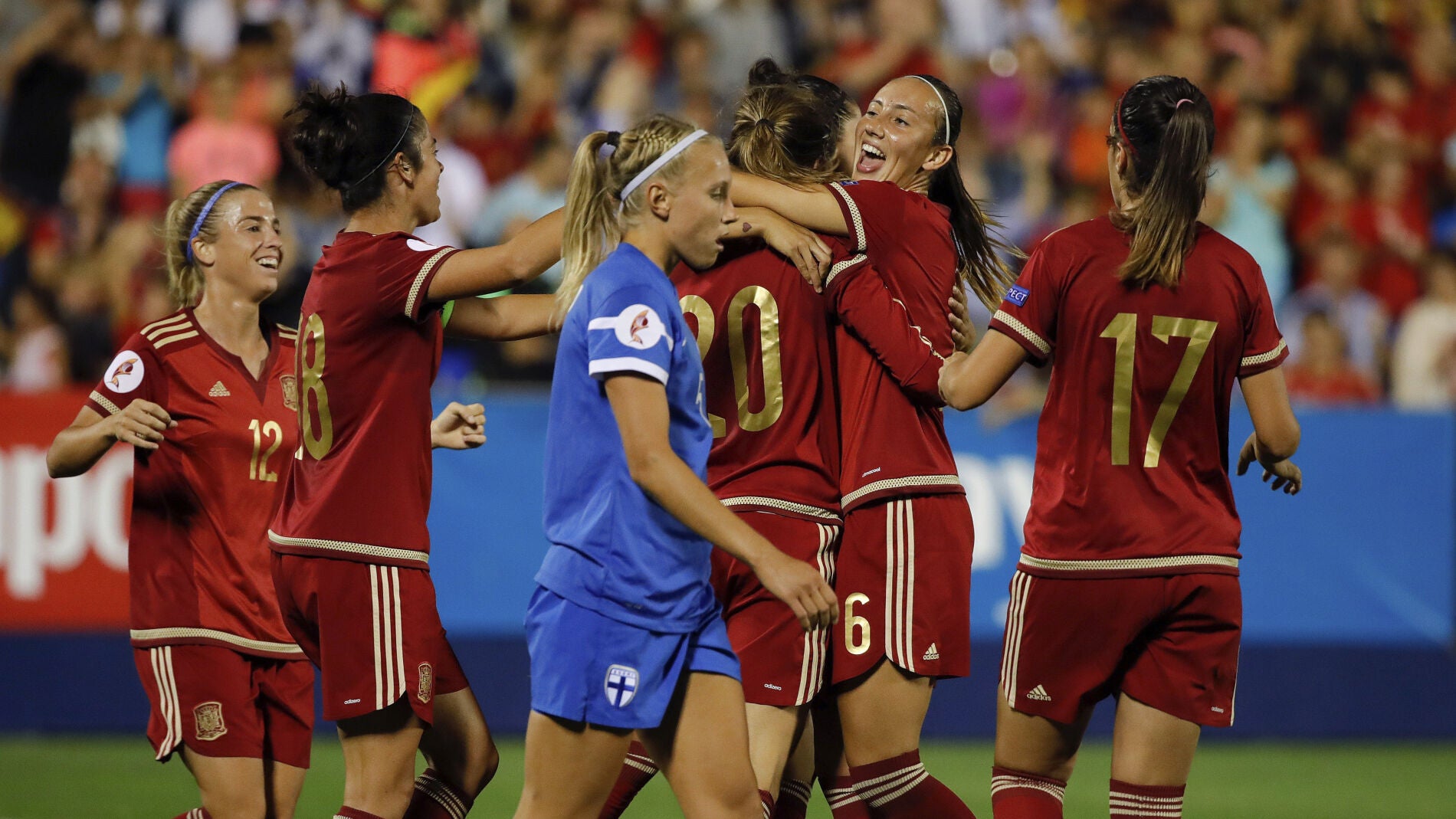 La selecci&oacute;n espa&ntilde;ola festejando el 5-0 ante Finlandia.