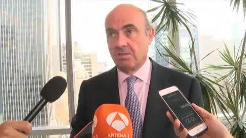 Frame 1.635584 de: Guindos avisa de que las peores crisis económicas derivan de las crisis políticas Frame 1.635584 de: Guindos avisa de que las peores crisis económicas derivan de las crisis políticas