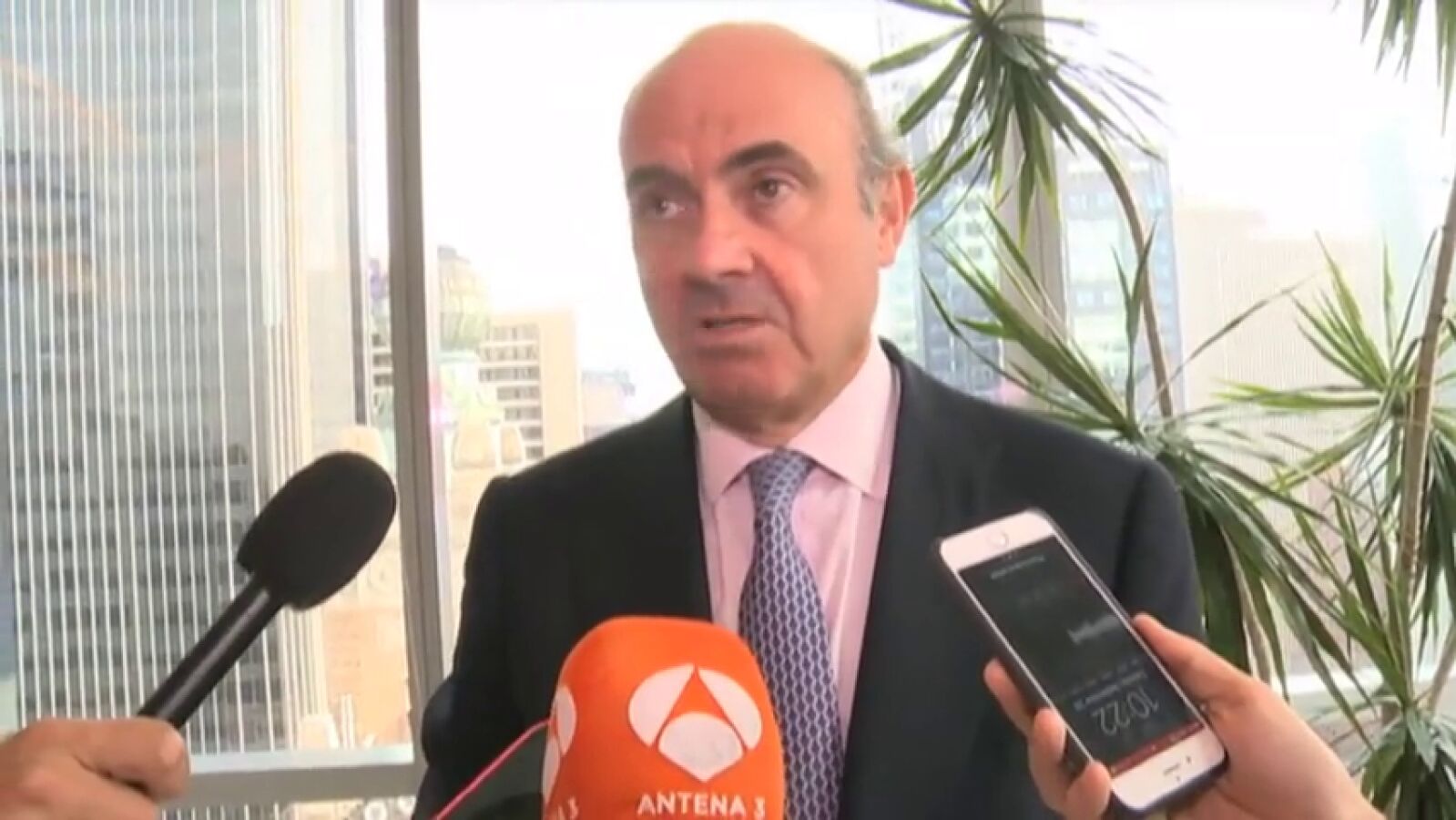 Guindos avisa de que las peores crisis económicas derivan de las crisis políticas