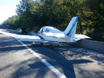 Avioneta tras realizar un aterrizaje de emergencia en una autopista de Francia