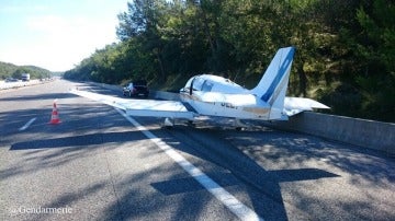 Avioneta tras realizar un aterrizaje de emergencia en una autopista de Francia