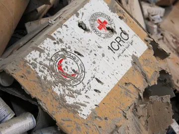 Material humanitario destruido tras el ataque a un convoy en Alepo Material humanitario destruido tras el ataque a un convoy en Alepo