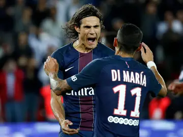 Cavani abrazándose con Di Maria en su tanto de penalti. Cavani abrazándose con Di Maria en su tanto de penalti.