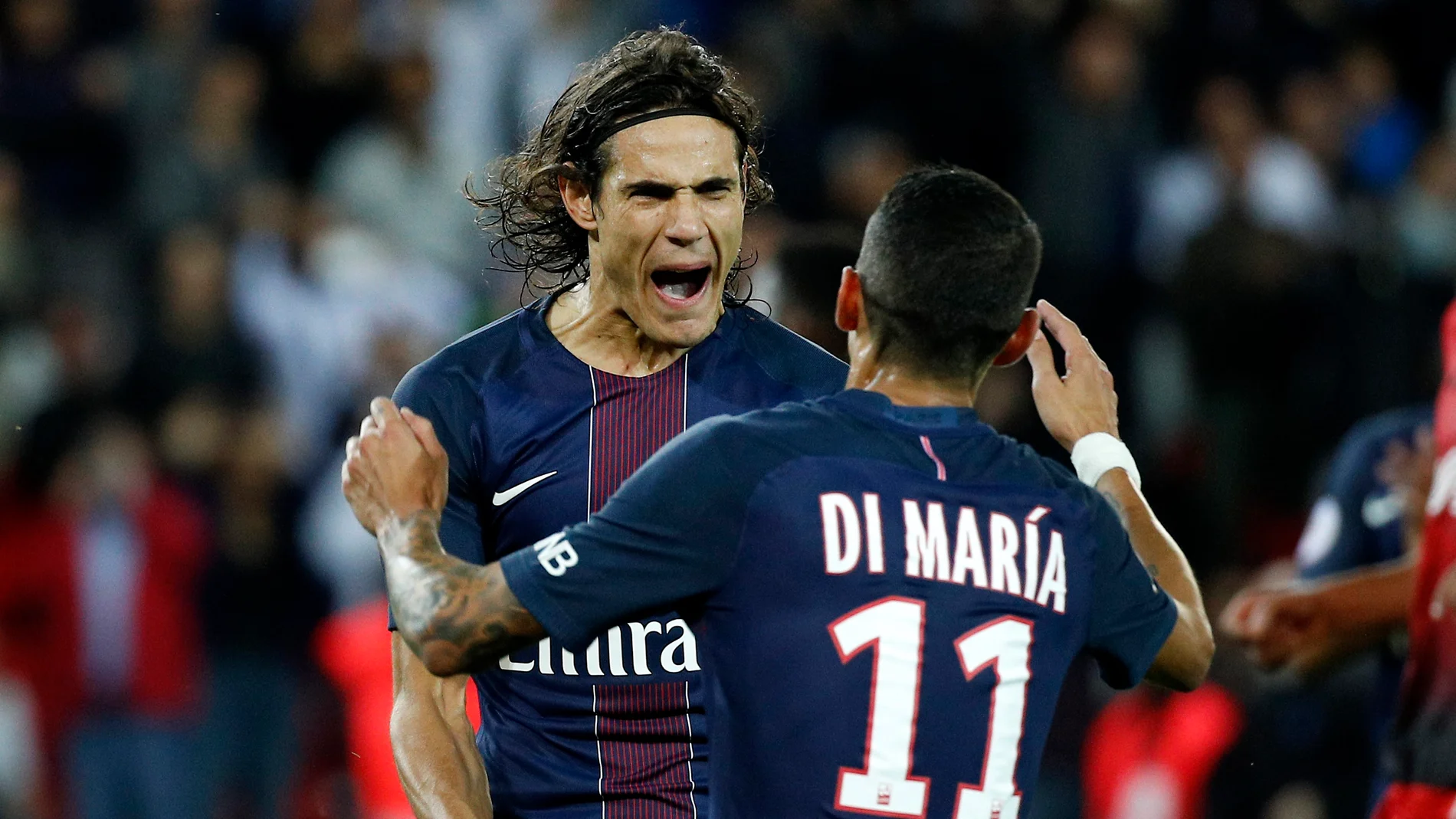 Cavani abrazándose con Di Maria en su tanto de penalti. Cavani abrazándose con Di Maria en su tanto de penalti.