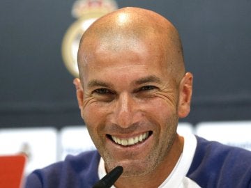 Zidane, sonriente en rueda de prensa