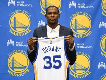 Kevin Durant posa con la camiseta de los Golden State Warriors