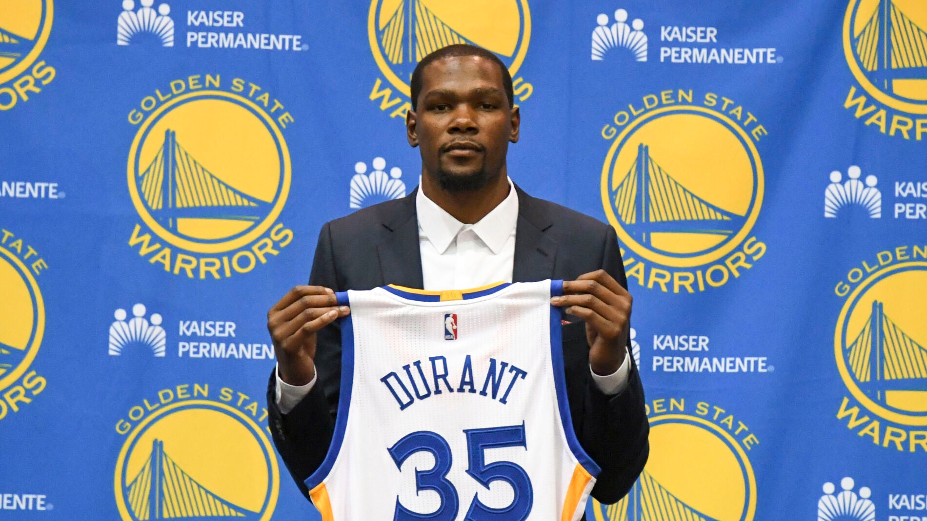 Kevin Durant posa con la camiseta de los Golden State Warriors