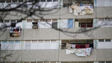 Los bomberos ayudan a salir a una madre después de que su hija de año y medio la dejase encerrada en el balcón