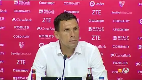 Poyet 'rajando' del arbitraje en el derbi sevillano. Poyet 'rajando' del arbitraje en el derbi sevillano.