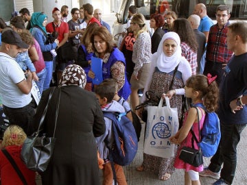 Fotografía facilitada por el Ministerio de Interior, de la llegada hoy de 36 refugiados sirios procedentes de Grecia al Aeropuerto Madrid-Barajas Adolfo Suárez