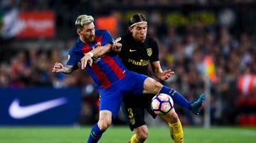 Messi y Filipe Luis luchan por el balón