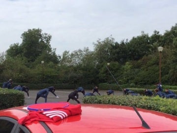 El Manchester United ejercitándose en el parking del hotel